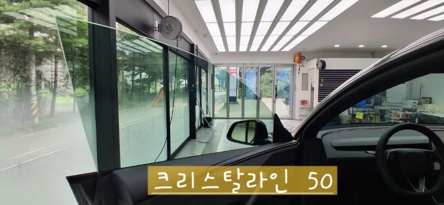 필름 농도별로 시공한 차량 유리를 비교한 모습